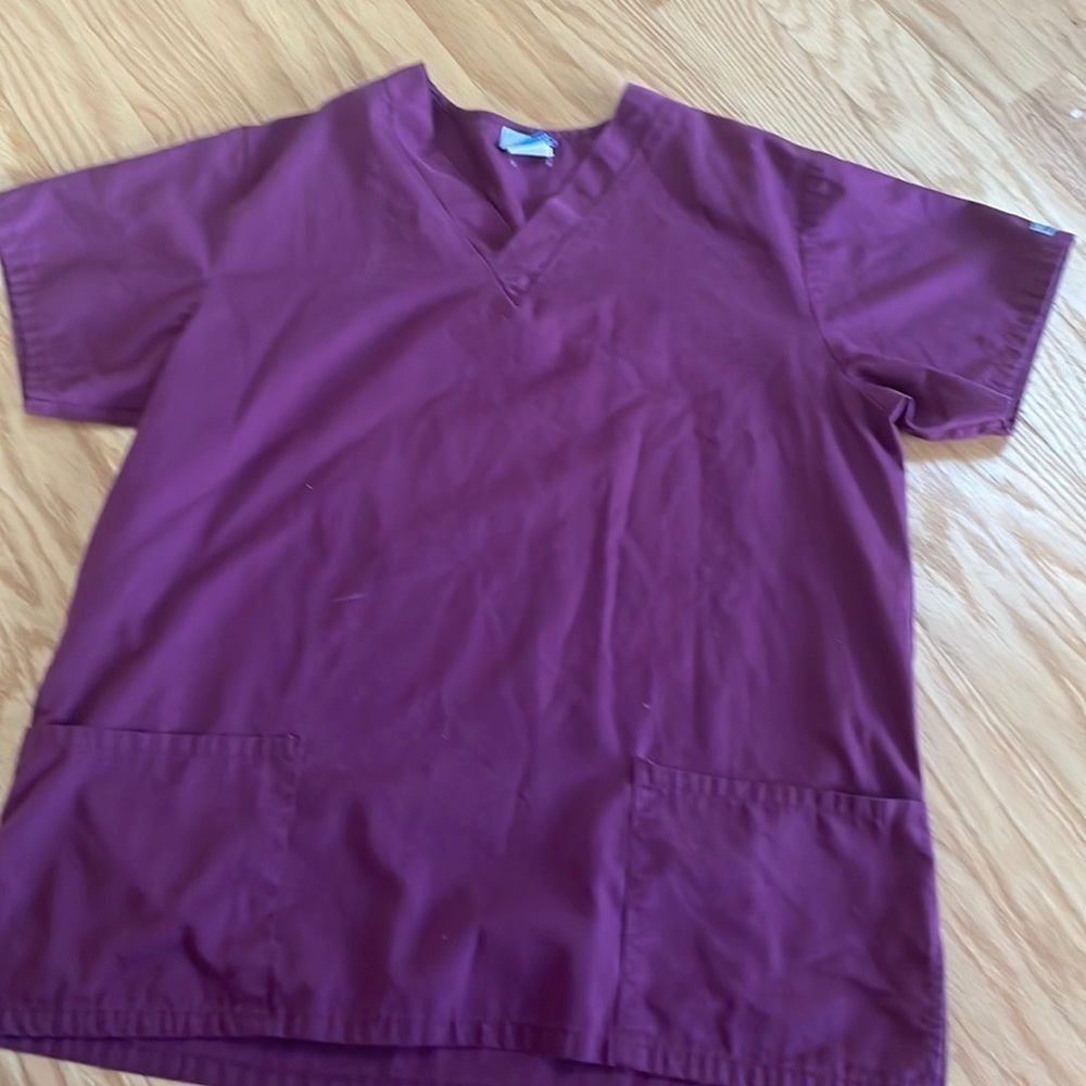 Fundamentals size medium scrub top​​​​​​​​